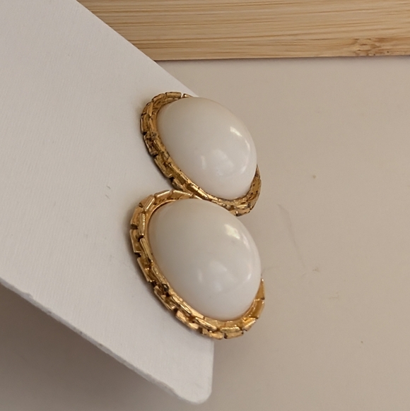 Vintage White Round Earrings Clip On Earrings - Picture 2 of 4
